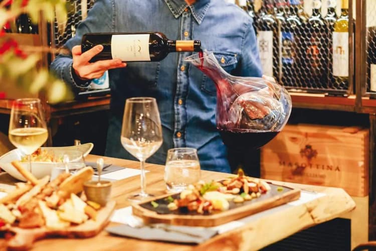 Wine Bar & Restaurant στο Θησείο